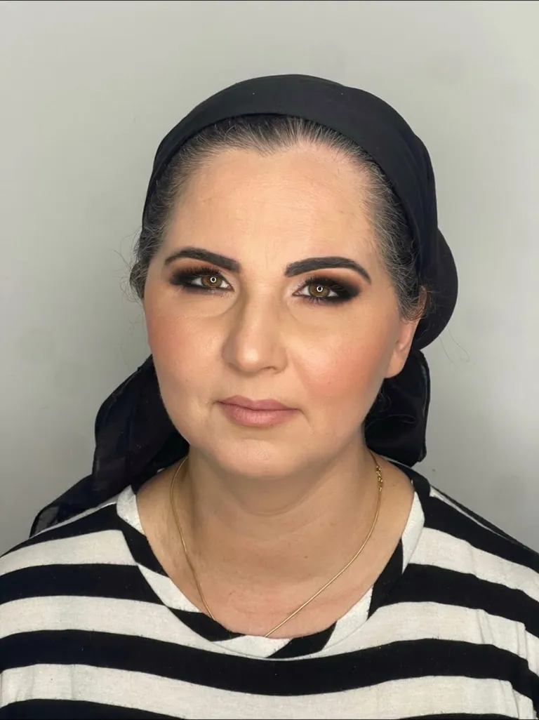 לקוחה עם גבות מעוצבות ואיפור ערב