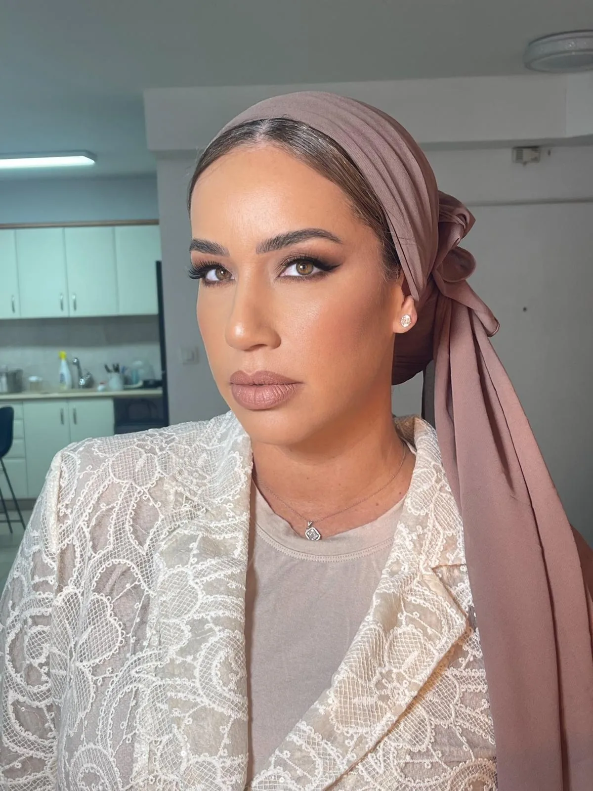 איפור ערב מודגש עם קשירת מטפחת בגוון ורוד עשן