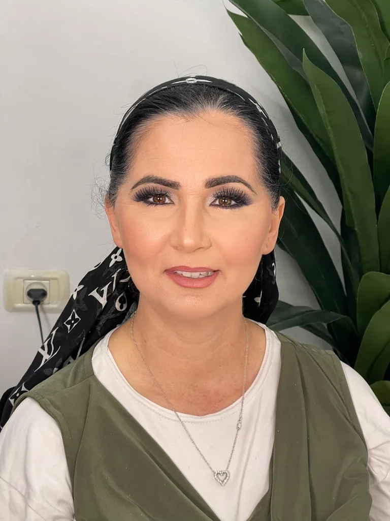 איפור ערב ללקוחה בוגרת עם עיניים מודגשות וקשירת מטפחת מודפסת