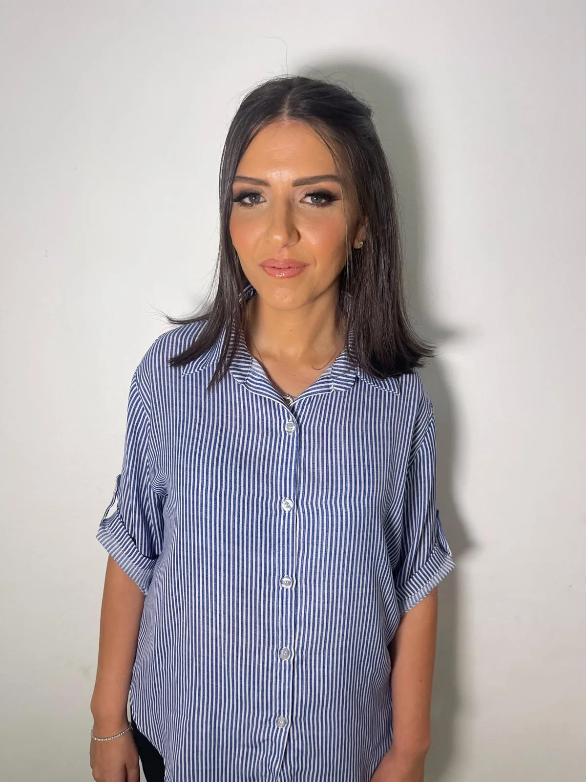 איפור ערב עדין בגוונים טבעיים עם עיניים מעושנות רכות
